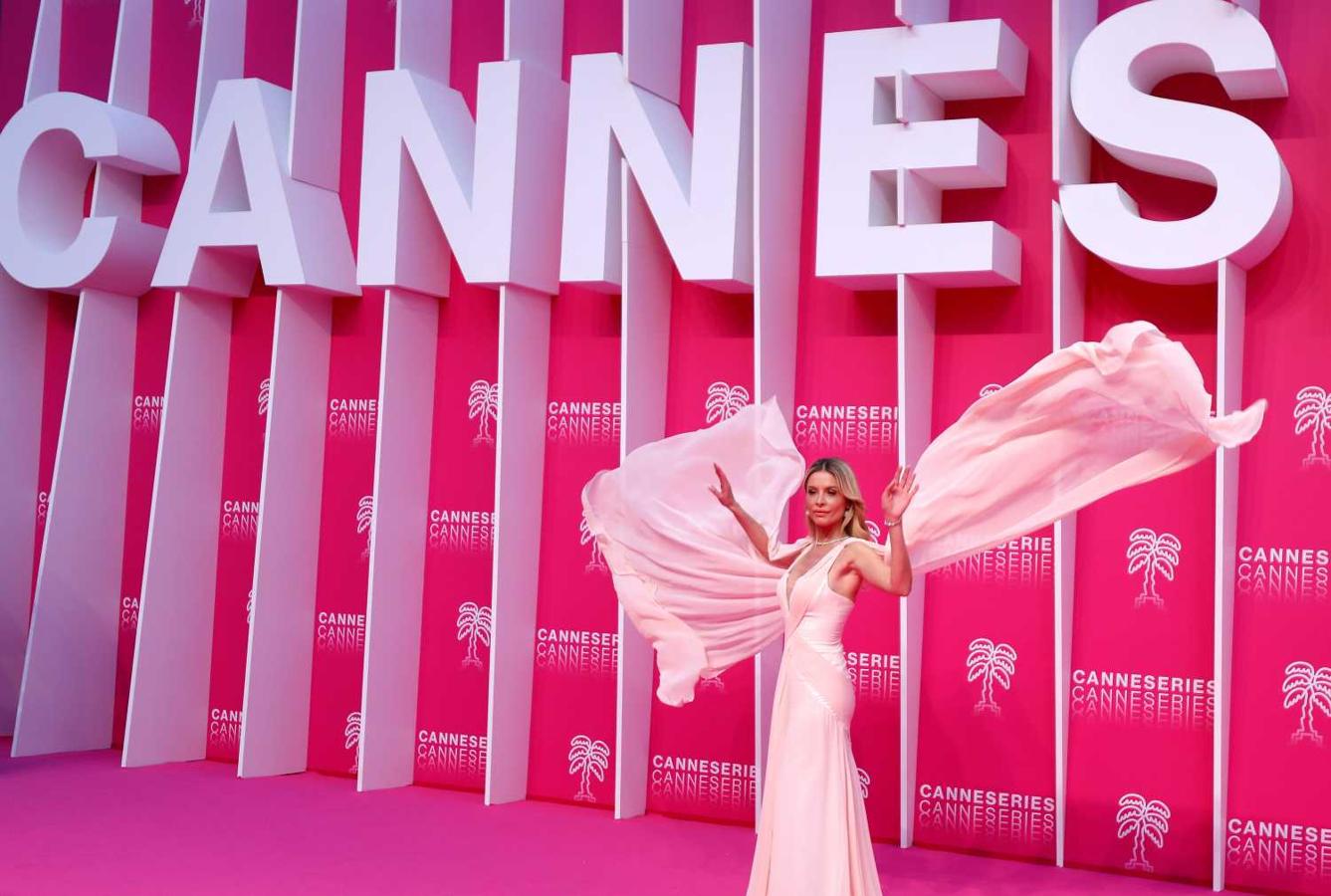 La actriz polaca Paulina Miel posa en la alfombra rosa durante el Festival Internacional de Series de Cannes