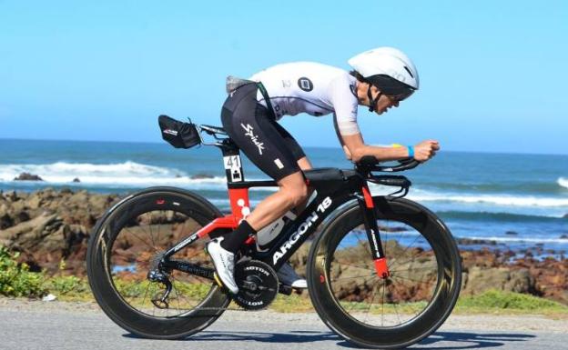 La vizcaína en el transcurso del sector en bicicleta en el Ironman de Sudáfrica. 