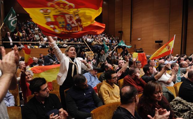Imágenes del auditorio donde Vox dio su primer mitin en Euskadi.