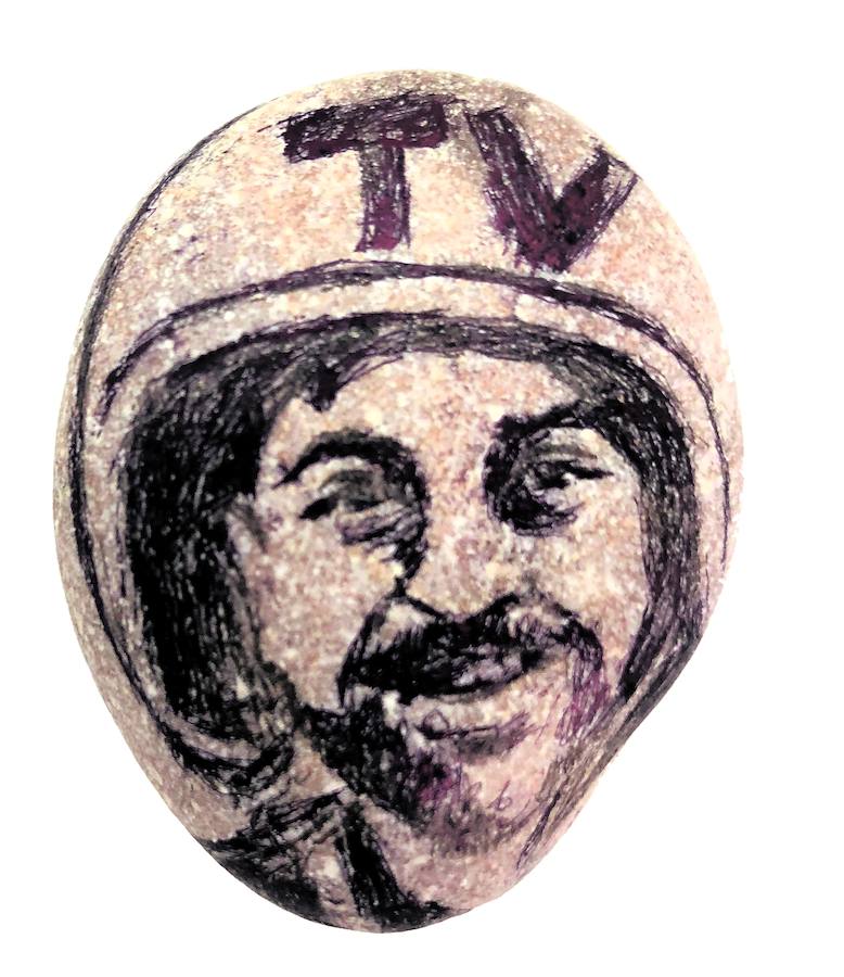 Imagen secundaria 1 - En piedra. Grabados del periodista Yaser Murtaya, la joven enfermera Razan Ashraf Najjar y el fotógrafo Ahmad Abu Hussein, todos abatidos por disparos israelíes.