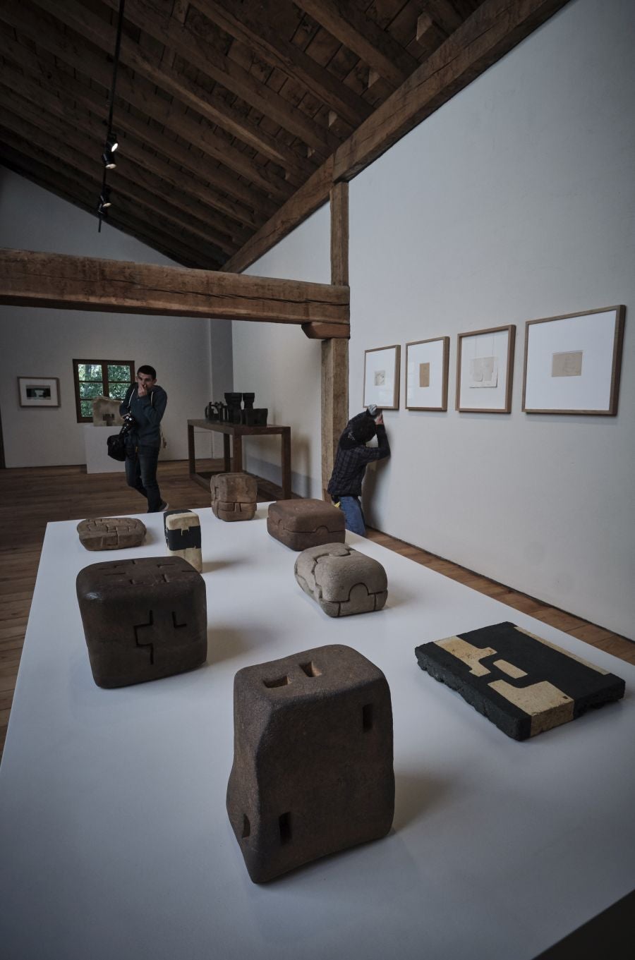 Los responsables del remodelado museo de Zabalaga presentan las nuevas instalaciones y la exposición inaugural antes de su reapertura al público