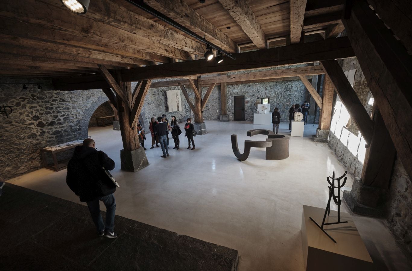 Los responsables del remodelado museo de Zabalaga presentan las nuevas instalaciones y la exposición inaugural antes de su reapertura al público