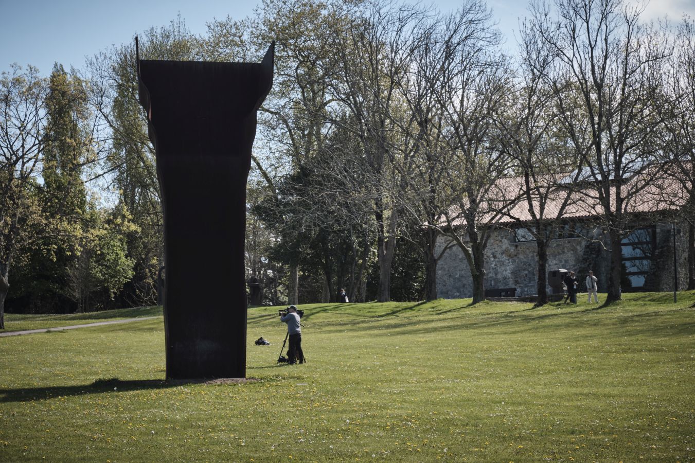 Los responsables del remodelado museo de Zabalaga presentan las nuevas instalaciones y la exposición inaugural antes de su reapertura al público