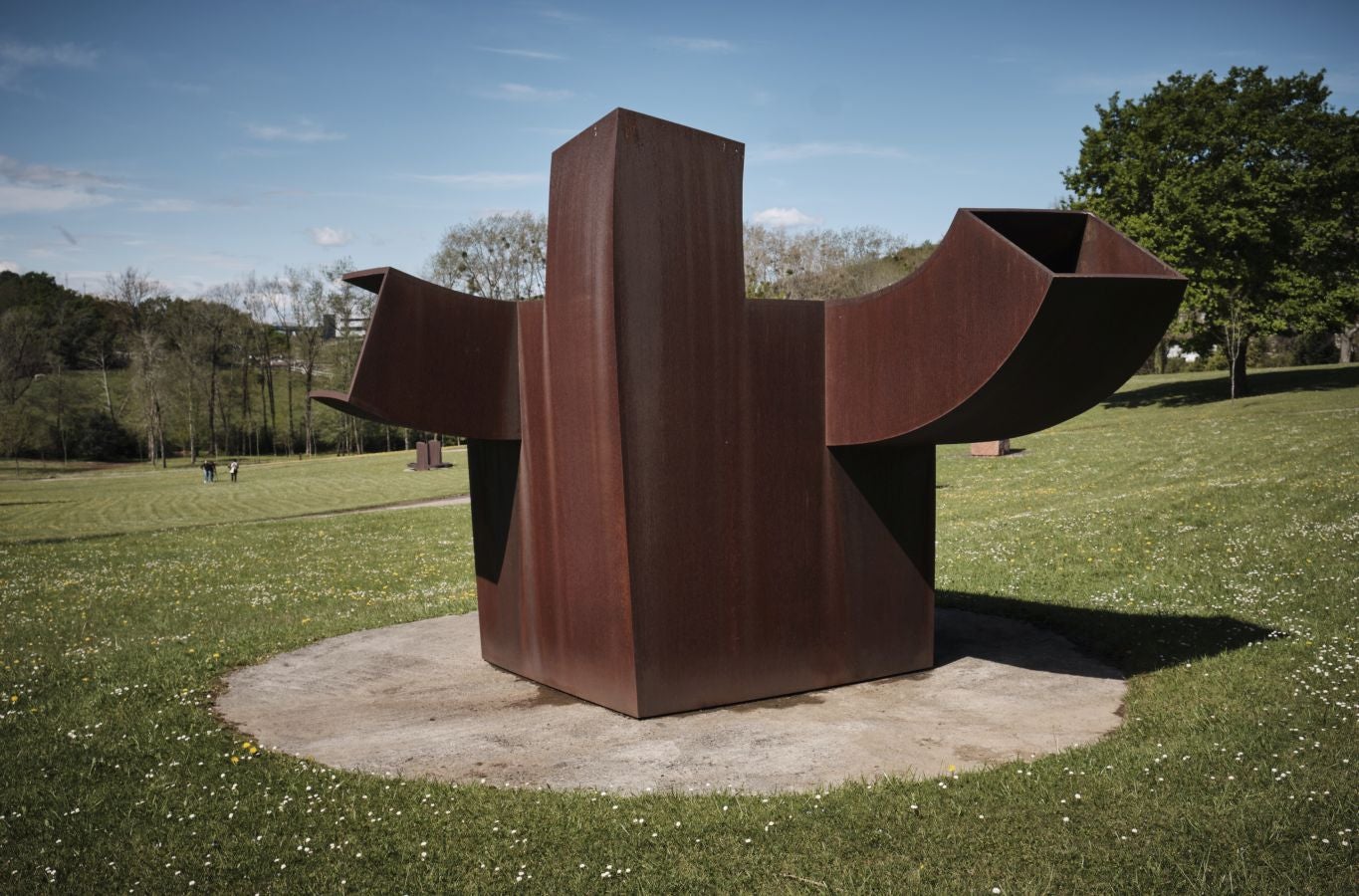 Los responsables del remodelado museo de Zabalaga presentan las nuevas instalaciones y la exposición inaugural antes de su reapertura al público