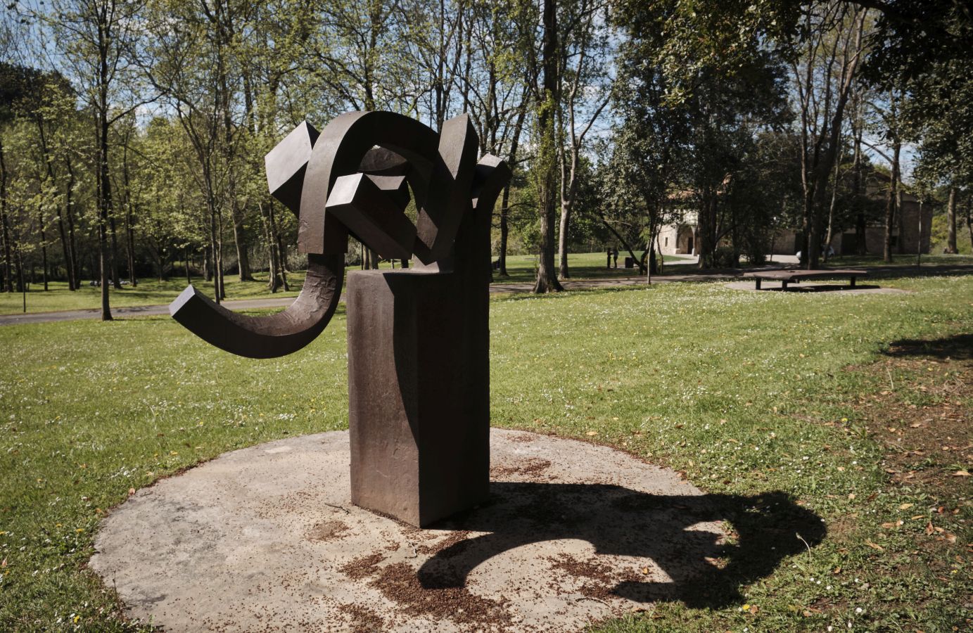 Los responsables del remodelado museo de Zabalaga presentan las nuevas instalaciones y la exposición inaugural antes de su reapertura al público