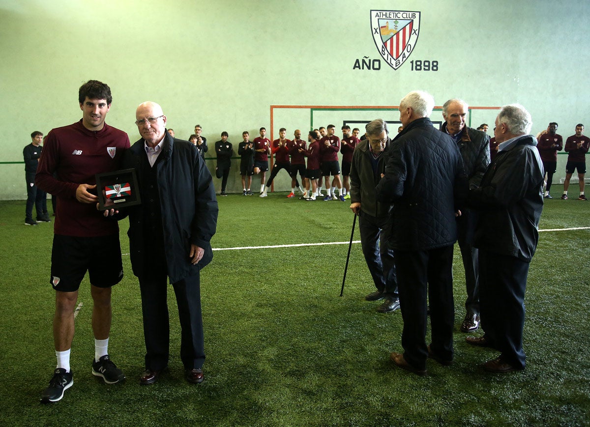 Argoitia, en representación de Koldo Aguirre, ha recibido de manos de San José el reconocimiento.