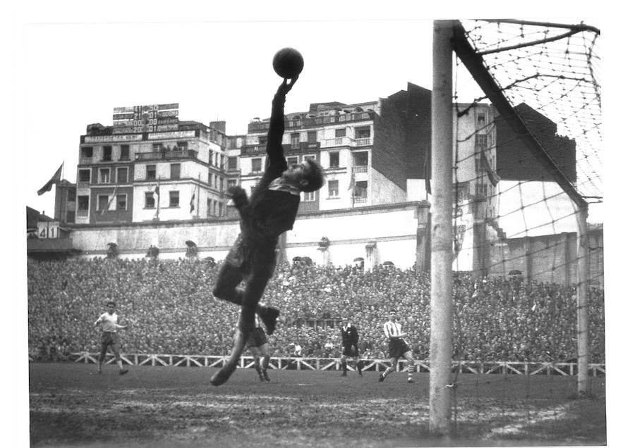 Carmelo Cedrún (Amorebieta. 1930) fue portero del Athletic durante 13 temporadas. Un cancerbero de leyenda a mediados del siglo pasado que destacó por su corpulencia, su agilidad, su insuperable capacidad de trabajo y su acusadísimo sentido de la propiedad. Natural de Amorebieta, el jugador saltó de Primera Regional a Primera División sin estaciones intermedias. Fue el hombre que sustituyó a Raimundo Pérez Lezama bajo los tres palos del Athletic y los defendió hasta que José Ángel Iribar heredó su puesto se conserva estupendamente a sus 80 años