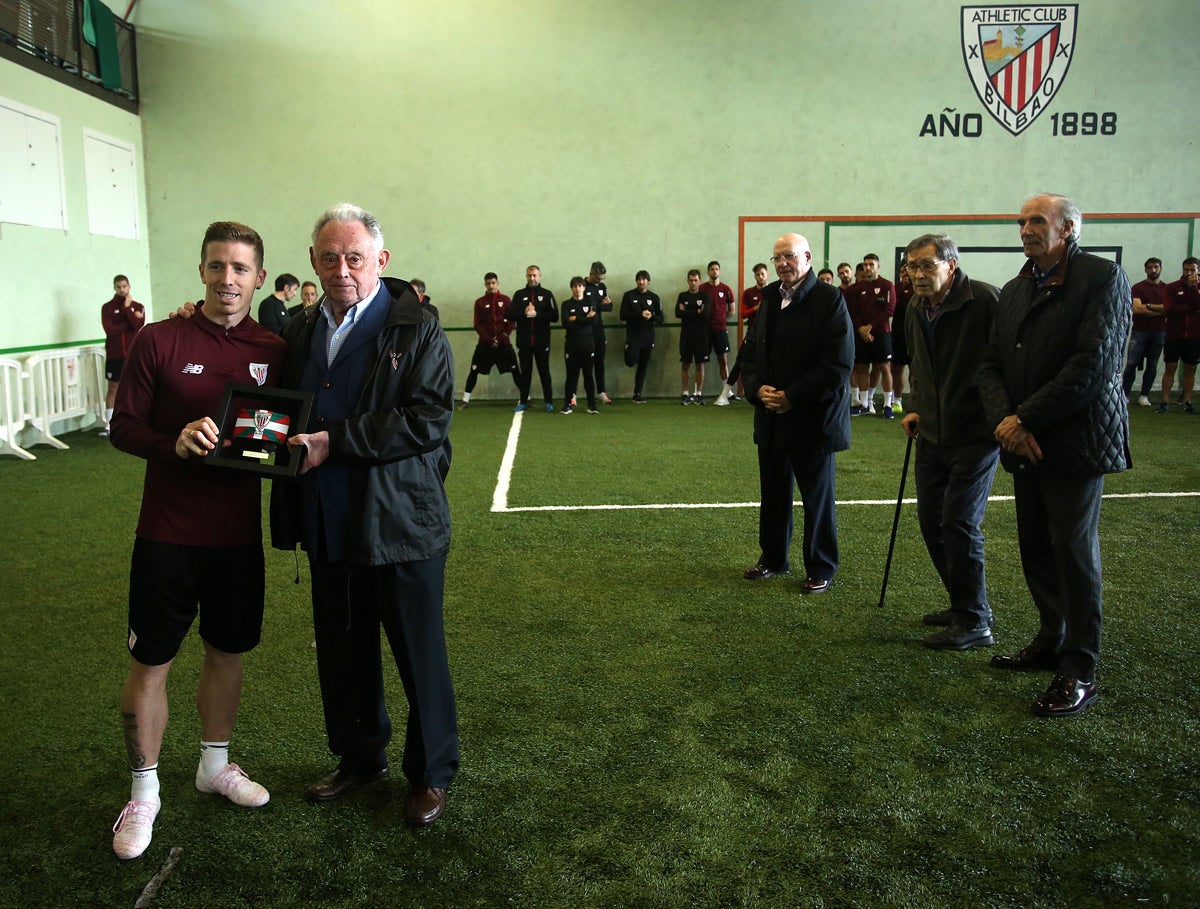 Uribe recibe de manos de Muniain el reconocimiento. 