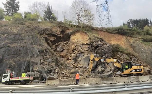 El desprendimiento ha obligado a cortar la vía dirección Bilbao.