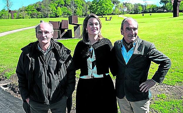 Mireia Massagué entre Ignacio y Luis Chillida.