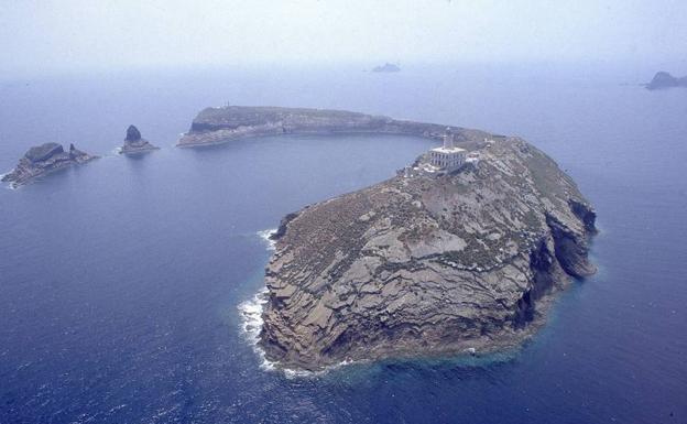 Illa Grossa, la mayor de las Columbretes y la única visitable, tiene forma de media luna.