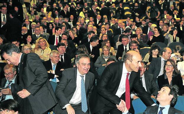 Josu Sánchez, presidente de Elkargi, en el centro, junto a Pío Aguirre y Zenon Vázquez.