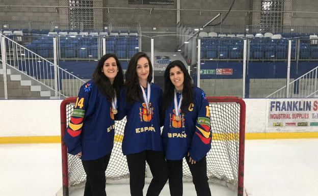 Leticia Abrisqueta, Lorena Zabala y Vanesa Abrisqueta posando con sus medallas. 