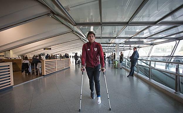 Ibai Gómez, el domingo a su llegada lesionado a Loiu. 