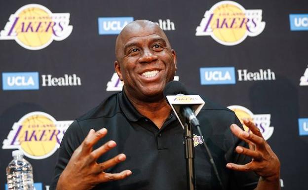 Magic Johnson deja su puesto como presidente de los Lakers