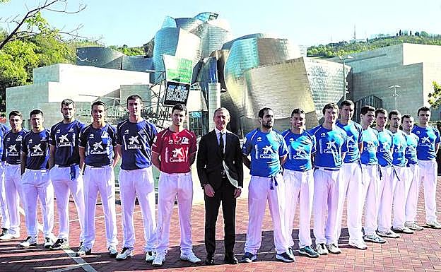 Los pelotaris que jugarán el Manomanista y los de la eliminatoria previa, junto con el director general de Caixabank, Kepa Badiola, patrocinador del torneo. 