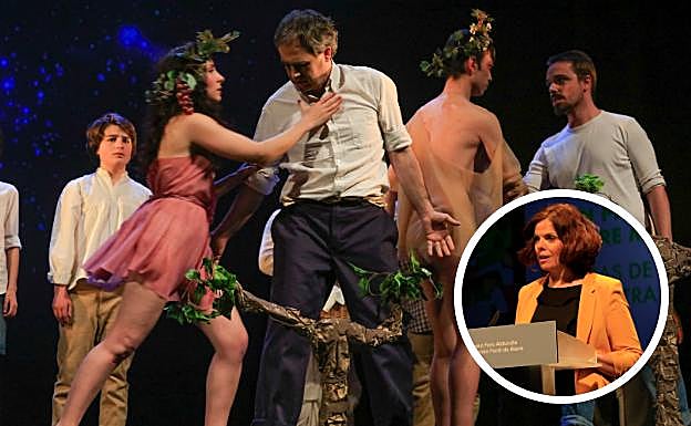 Representación, durante el pregón, y la pregonera, Mariasun Sáenz de Samaniego. 