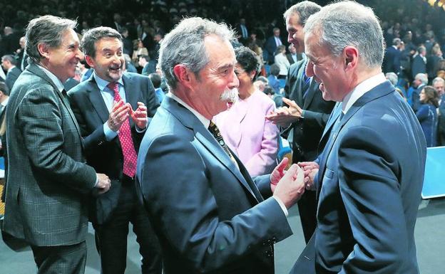 El lehendakari charla con Pío Aguirre, desde ayer exdirector general de Elkargi. Detrás, Iñaki Gabilondo y Josu Jon Imaz. 