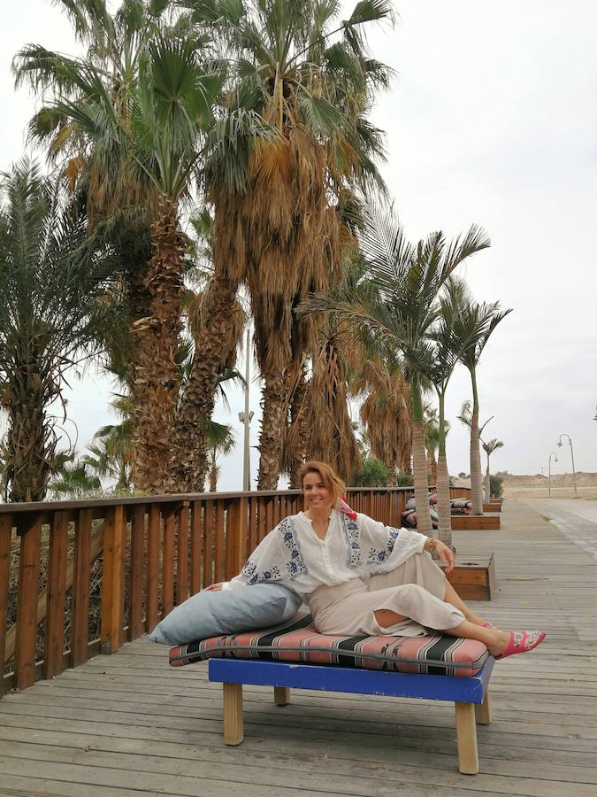 Look de estilo 'boho' para un día de playa.