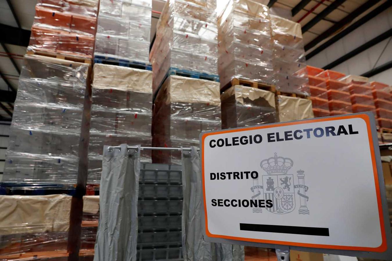 La Delegación del Gobierno en Madrid ha empezado a distribuir las papeletas y urnas que serán empleadas en las elecciones generales del día 28 