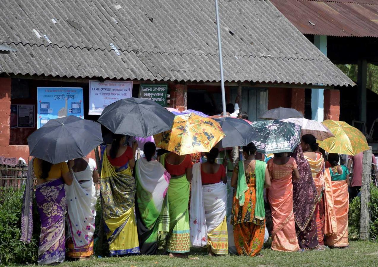 Mujeres aguardan ante un colegio electoral para ejercer su derecho al voto en un colegio electoral del distrito Jorhat, en Assam, India