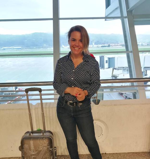 Elegí un look cómodo con vaquero y camisa de lunares para viajar en avión hasta Israel.