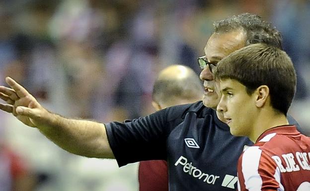 Marcelo Bielsa da instrucciones Galarreta antes de su debut con el Athletic, ante el Slaven Belupo en agosto de 2012 