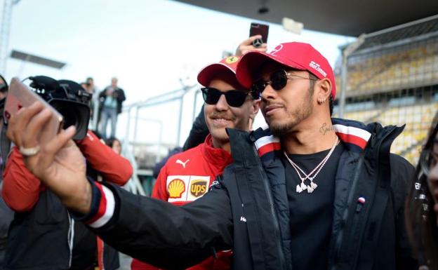 Lewis Hamilton se hace un selfie junto a Sebastian Vettel en Shanghái. 