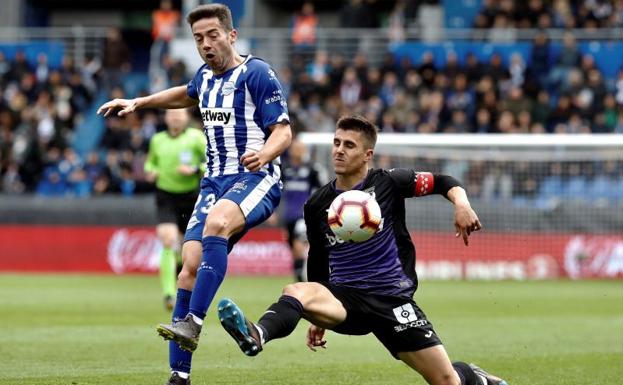 Jony, ante Bustinza en el duelo frente al Leganés.