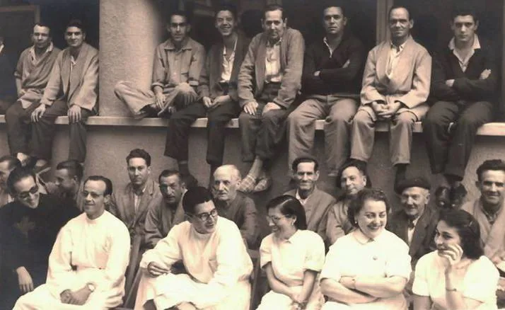 Personal médico y pacientes posan juntos en una foto de los años 60.