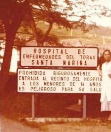 Señal de advertencia a la llegada del complejo hospitalario