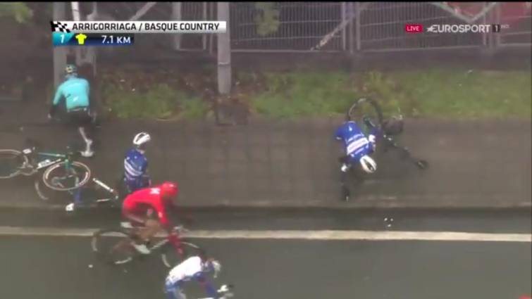 Momento de la caída de varios corredores en una curva.