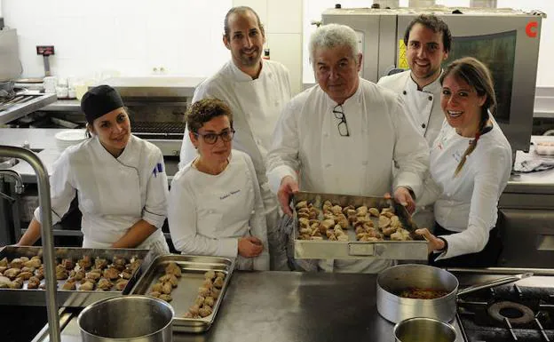 El equipo de cocina de La Bilbaína, capitaneado por Carmelo Bengoetxea, junto a Zuriñe García (derecha). 