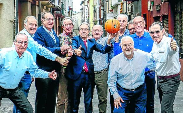 Ferrando, Argote, Luquero, Ubis, Ibáñez, Pinedo II, Armentia, Viteri (delante), Gil, Nájera e Izar de la Fuente posan ante de comenzar la reunión.