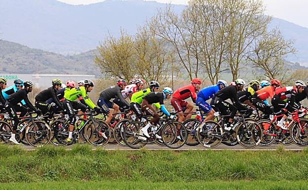 El pelotón de la Vuelta de la vuelta al País Vasco