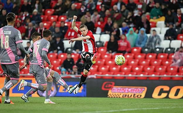 Muniain lanza a puerta en el último encuentro del Athletic en San Mamés contra el Rayo.