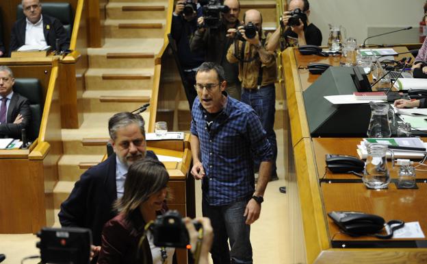 Bronca en el Parlamento Vasco, el parlamentario de EH Bildu, Julen Arzuaga, se encara con Nerea Llanos y Ruiz de Arbulo (PP) cuando abandonan la Cámara