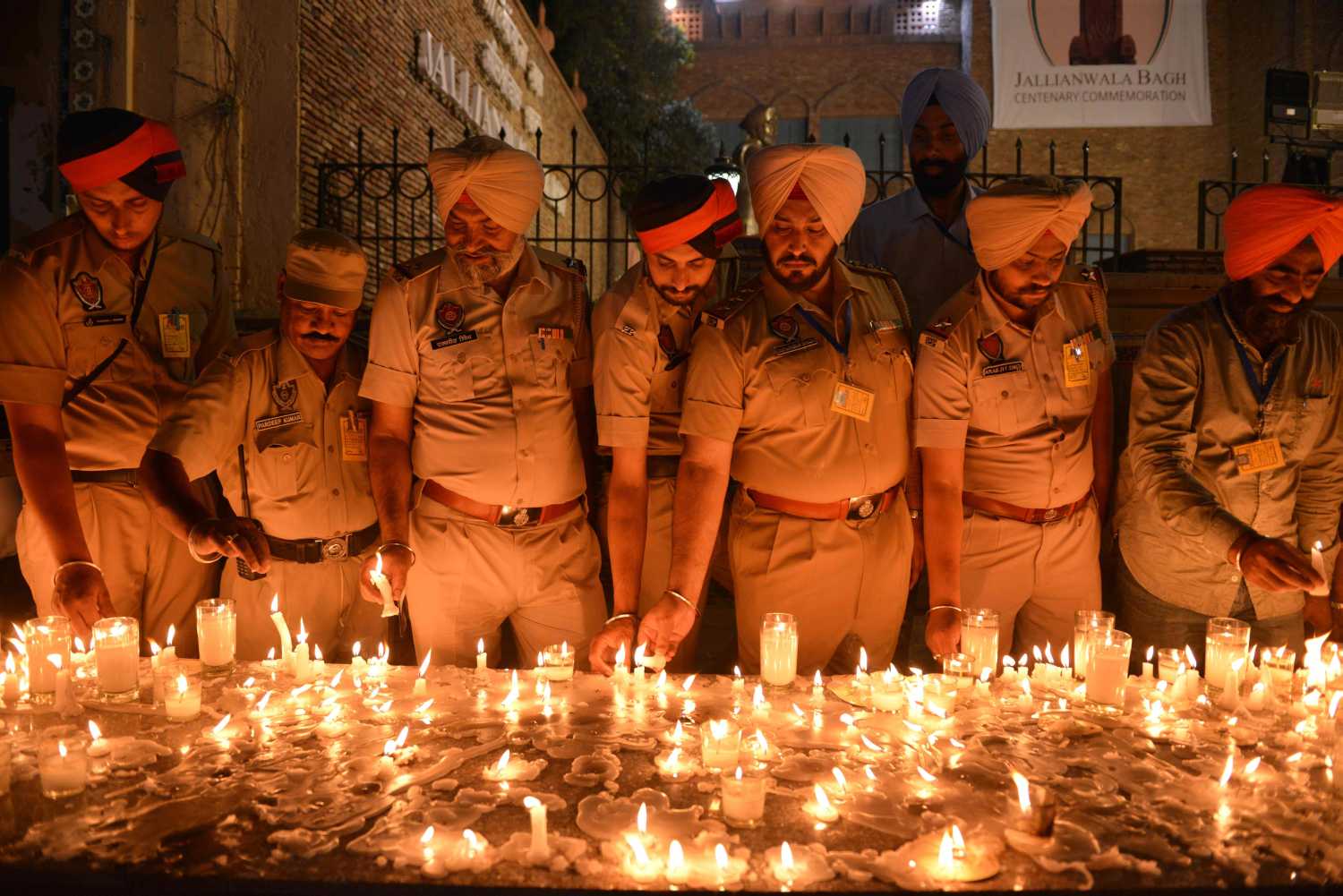 Agentes de la policía india de Punjab enciende velas en el homenaje a los mártires de la masacre de Jallianwala Bagh, que tuvo lugar el 13 de abril de 1919, cuando los soldados del Ejército Británico Indio, mataron a 379 personas