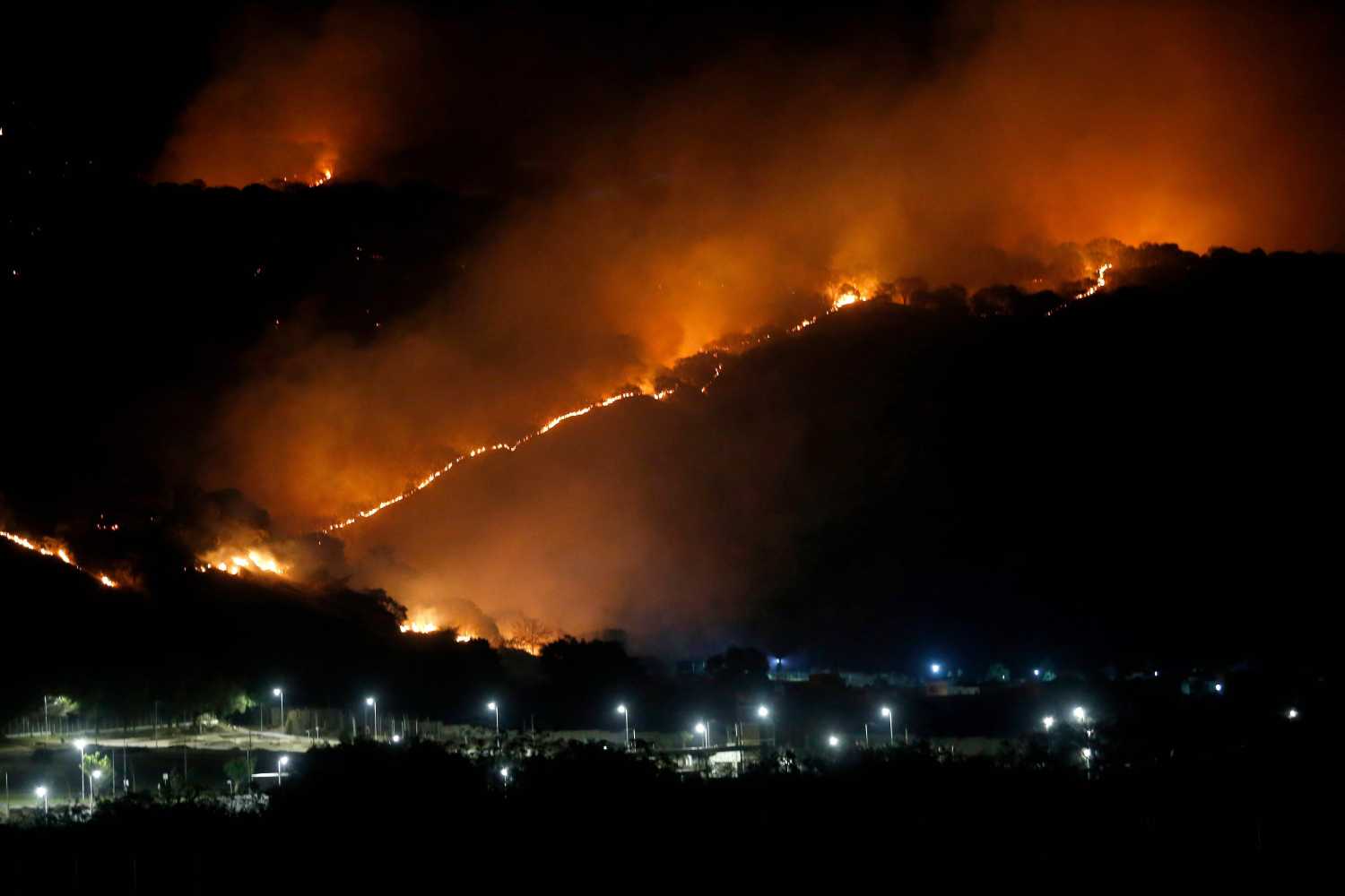 Fuego en una colina cerca de un área residencial en Tlajomulco de Zuniga, estado de Jalisco, México