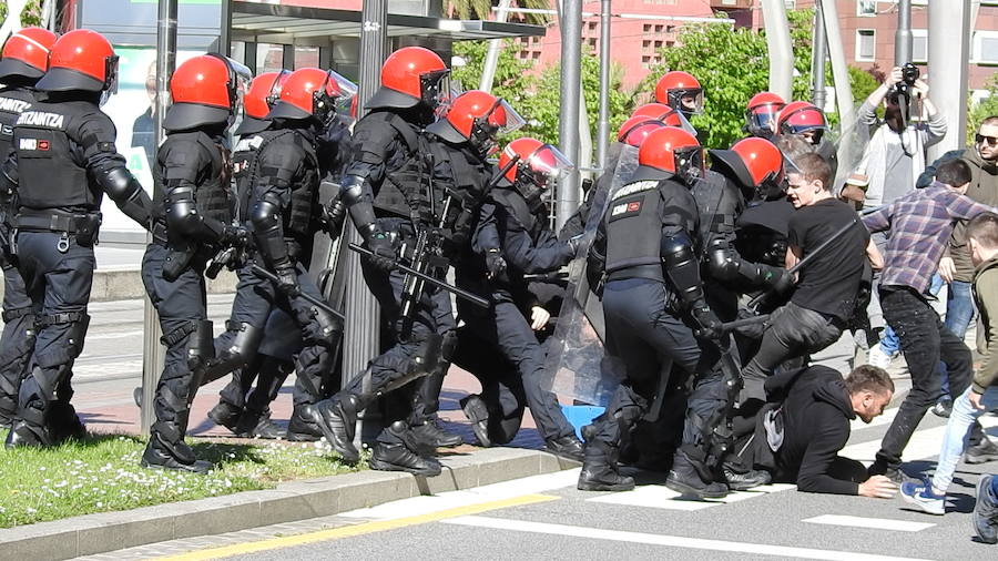La Ertzaintza ha cargado contra un grupo de personas que protestaban por la presencia de la formación de extrema derecha