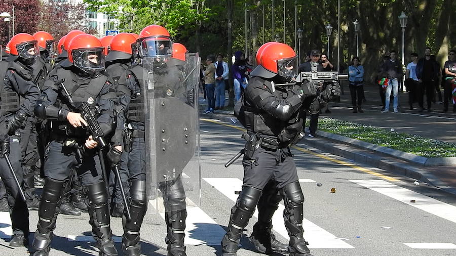 La Ertzaintza ha cargado contra un grupo de personas que protestaban por la presencia de la formación de extrema derecha