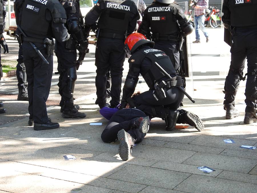 La Ertzaintza ha cargado contra un grupo de personas que protestaban por la presencia de la formación de extrema derecha