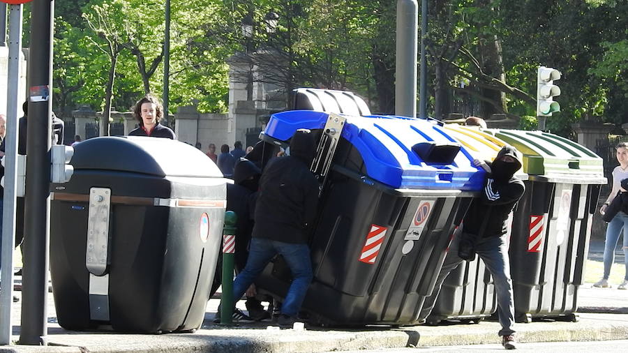La Ertzaintza ha cargado contra un grupo de personas que protestaban por la presencia de la formación de extrema derecha