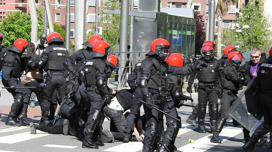 La Ertzaintza ha cargado contra un grupo de personas que protestaban por la presencia de la formación de extrema derecha