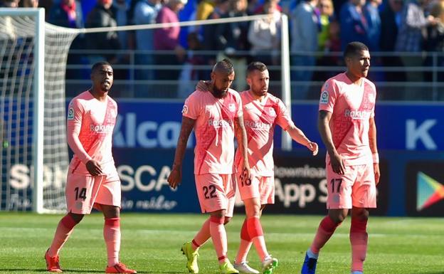 Arturo Vidal, acompañado de Malcom, Jordi Alba y Murillo.