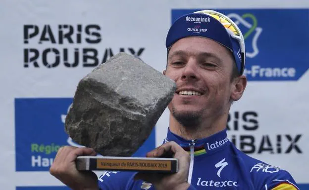 Philippe Gilbert, celebra su triunfo en la 117º edición de la París Roubaix 