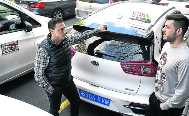 Muchos de los taxis de la capital vizcaína han colocado ya las nuevas matrículas azules.