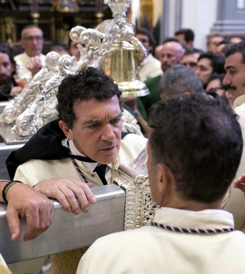 Antonio Banderas participa como mayordomo del Trono de María Santísima de Lágrimas y Favores en las Cofradías Fusionadas, en el inicio de la Semana Santa de Málaga
