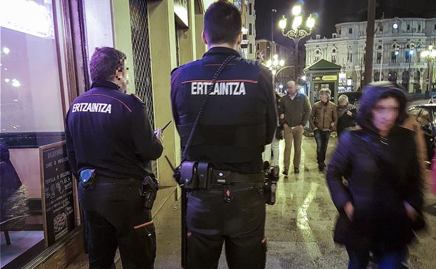 Dos erzainas cumbre un incidente en un local de hostelería. /LUIS CALABOR