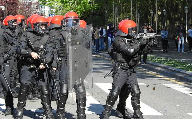 Varios agentes intervienen en un altercado a las puertas del Euskalduna.